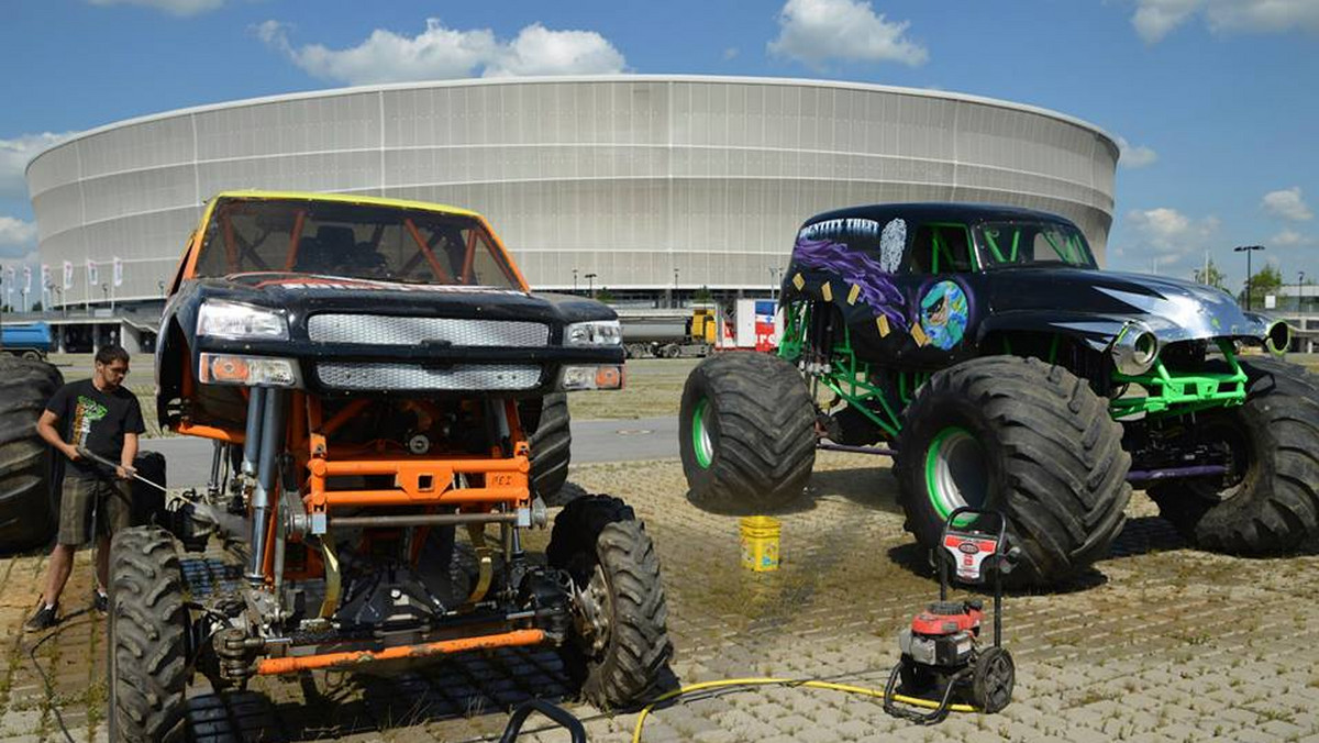Narobią sporo hałasu i kurzu, a przy aplauzie publiczności mają miażdżyć wraki innych aut. Stadion na Pilczycach już zamienił się w największą piaskownicę w mieście i czeka na przyjęcie gigantycznych Monster Trucków. Początek imprezy w sobotę o 15.