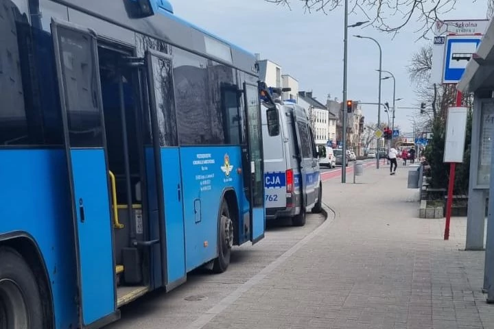 Policjanci szybko ustalili, kto kierował autobusem z dziurą w podłodze