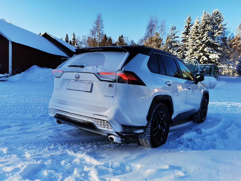 Toyota RAV4 Hybrid GR Sport 2023: auto dostępne jest w wersji dwukolorowej – z czarnym dachem i czarnymi lakierowanymi datelami