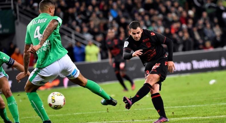 Nice?s midfielder Valentin Eysseric (R) scores a goal during the French L1 football match against Saint-Etienne November 20, 2016