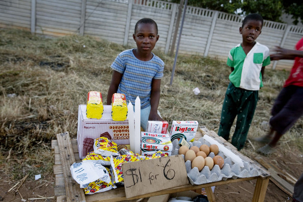 Chłopiec sprzedaje towary w Harare, stolicy Zimbabwe