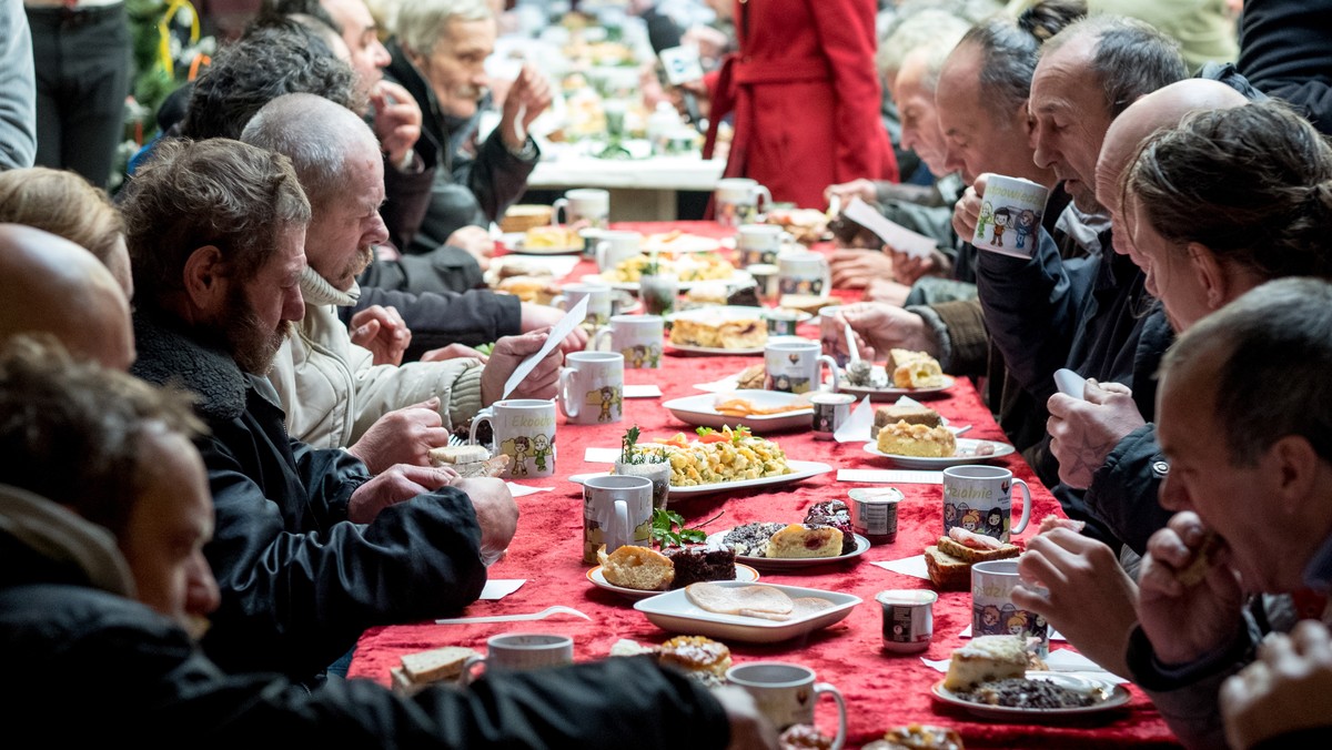 Wigilijne spotkania dla potrzebujących odbyły się dziś w Katowicach. Do siedziby Górnośląskiego Towarzystwa Charytatywnego przyszło kilkaset osób. Większą liczbę uczestników zgromadziła popołudniowa "Wigilia dla samotnych" w Międzynarodowym Centrum Kongresowym.