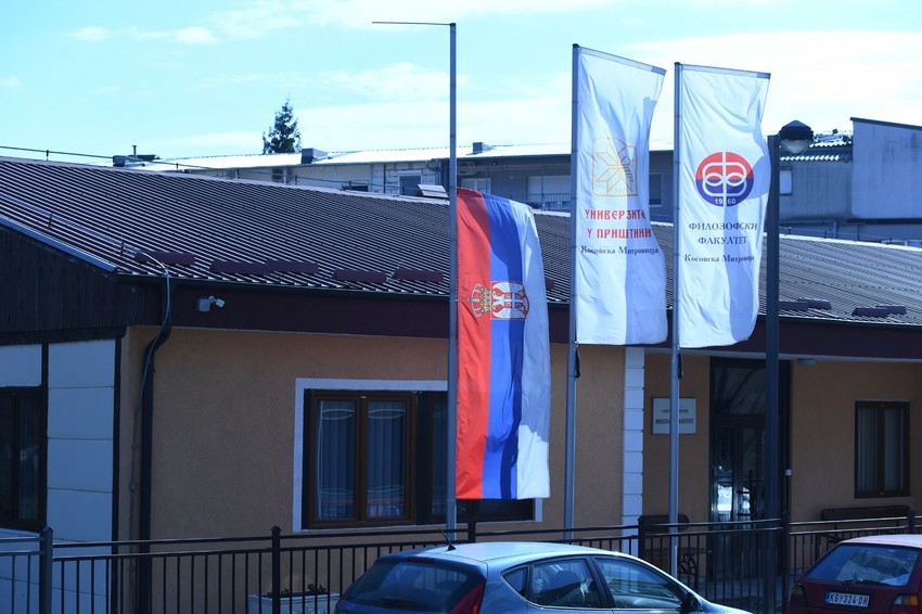 Zastave na pola koplja u Kosovskoj Mitrovici