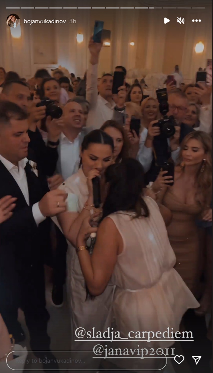 Slađa ljubi Janu u grudi