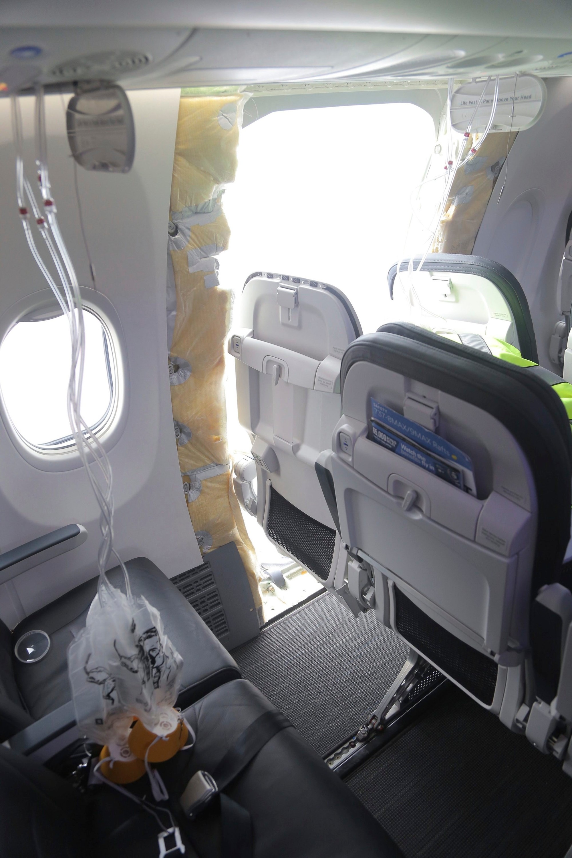 Pasažieri letu Alaska Airlines zažalovali Boeing po nehode s uvoľneným panelom.