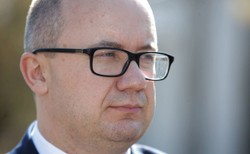 Uczniowie zrezygnowali z lekcji religii, a i tak w nich uczestniczą. RPO interweniuje