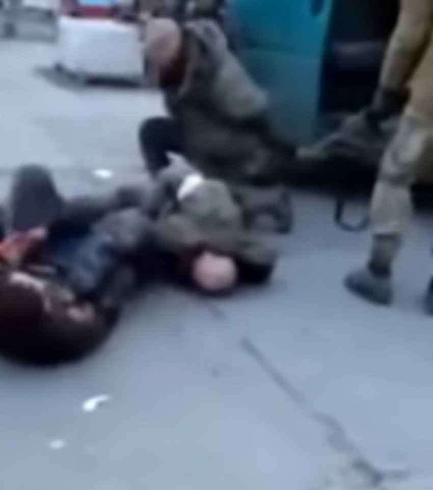 Snimak na kojem navodno ukrajinski vojnici pucaju na ruske zarobljenike