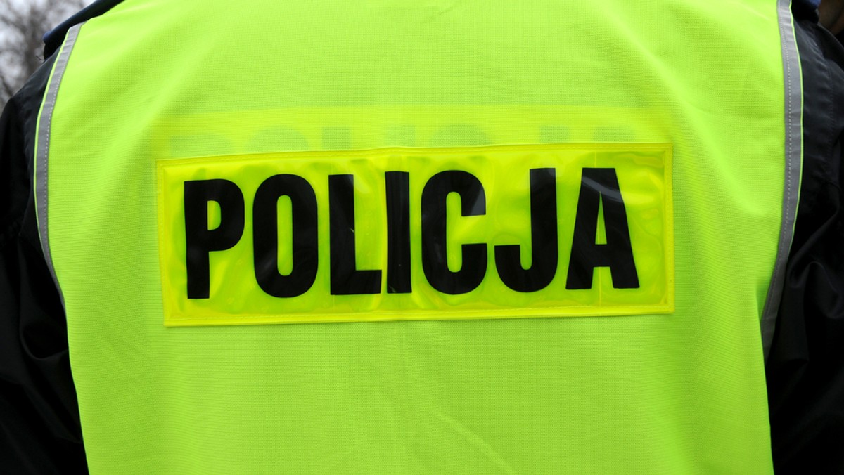 Policjanci z Komisariatu Policji w Ozimku poszukują zaginionego Piotra Długosza z Ozimka. Funkcjonariusze ustalili, że zaginiony w dniu 18-19 marca 2015 roku wyjechał zielonym samochodem VW Polo o nr rej. OPO 77 KX i do chwili obecnej nie powrócił i nie nawiązał kontaktu z rodziną.