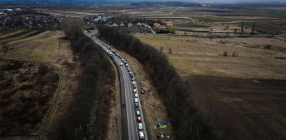 Wielokilometrowa kolejka aut w Mościskach. Ukraińcy chcą się dostać do Polski
