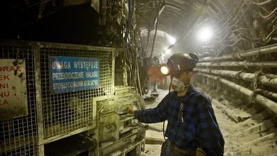Górnik podczas pracy w kopalni