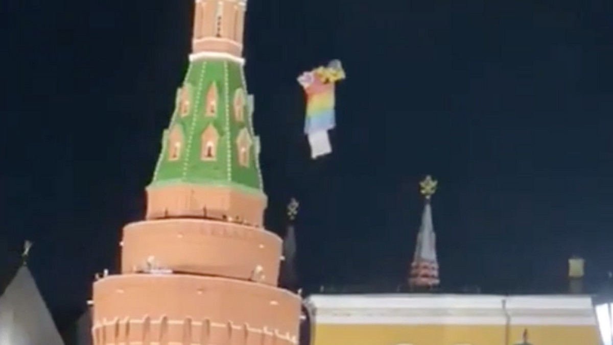 Rosyjscy działacze LGBT zdołali dziś wysłać tęczową flagę nad siedzibę prezydenta Rosji.