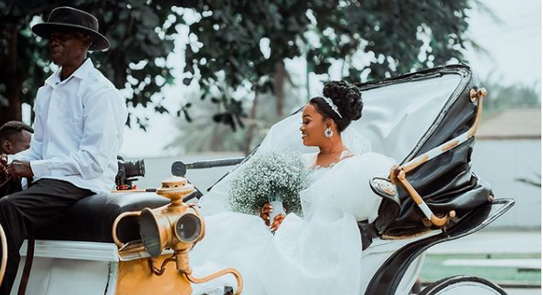 This bride used a carriage to meet her groom and it's beautiful