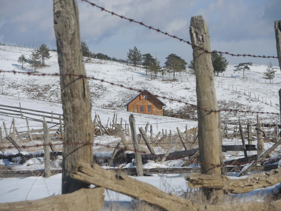 Detalj iz sela Semegnjeva prošaranog direcima i bodljikavim žicama