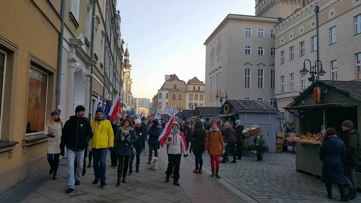 Komitet Obrony Demokracji regionu opolskiego organizuje w środę spotkanie pod hasłem "Suweren wypowiada wam umowę o pracę". Szefowa biura poselskiego Patryka Jakiego stwierdziła, że "ten, kto dziś organizuje te zadymy, to nie żaden suweren, ale współcześni Targowiczanie."