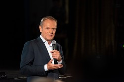 "Zakład o jedno euro". Tusk: W dwa lata pokonamy inflację