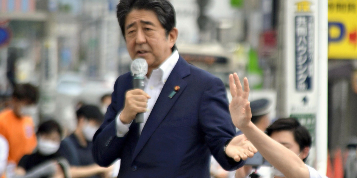 Niekonwencjonalne metody Shinzo Abe doczekały się nowego określenia w ekonomii. To on stworzył tzw. abenomikę - politykę, która miała ożywić konającą gospodarkę Kraju Kwitnącej Wiśni.