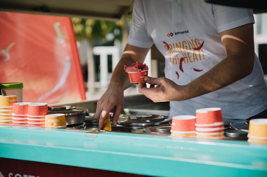 Przez kilka dni w pobliżu oddziałów naszych potencjalnych> klientów częstowaliśmy przechodniów niezwykłymi lodami o tak pikantnych> smakach jak chili-mango, truskawka chili (żółty i> czerwony to główne kolory SOFTSWISS