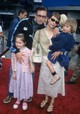 Hailey Bieber mindössze 4 éves volt, amikor életében először lépett - vagyis pontosabban vitték - a vörös szőnyegre. A Baldwin-család 2000-ben a Flintstones 2. - Viva Rock Vegas című film kaliforniai premierjére látogatott el.
