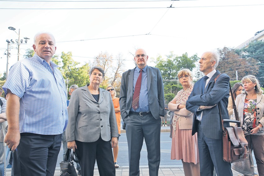 Rektorka Ivanka Popović (druga sleva) i ostali zaposleni nisu mogli da uđu u Rektorat