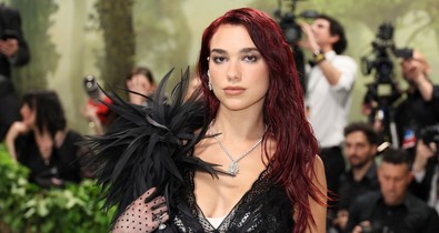 Dua Lipa testét alig takarta valami, Emily Ratajkowski mellbimbót villantott - 10 pucérruha a Met-gáláról