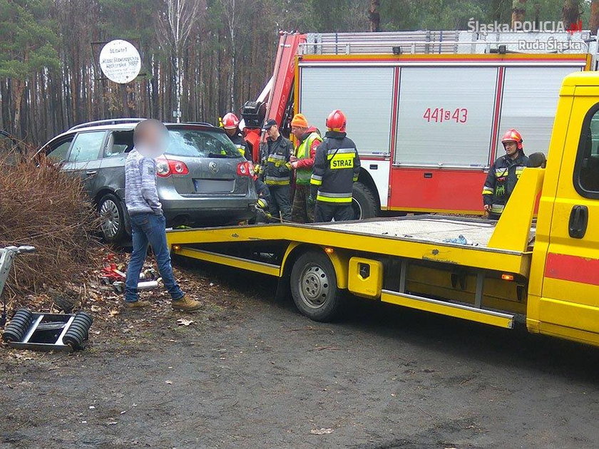 Uratowali kobietę z tonącego auta