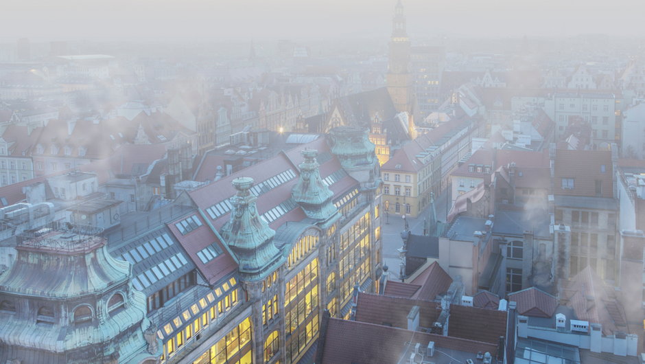 Smog we Wrocławiu w zimowy dzień (zdjęcie ilustracyjne)