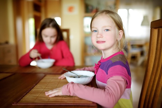 Neki roditelji biraju srednje rešenje pa se njihova deca samo kod kuće hrane kao vegetarijanci