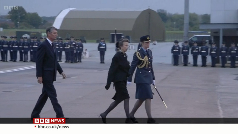 Księżniczka Anna pojawiła się na lotnisku, gdzie wylądowała trumna.