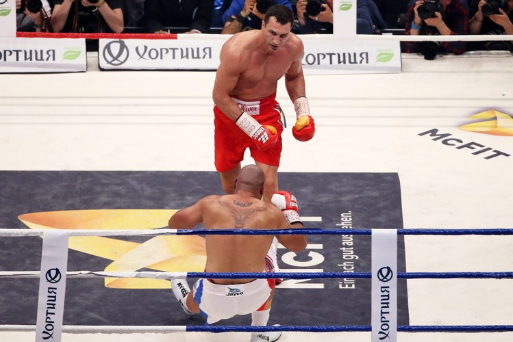 Władimir Kliczko posłał rywala na deski i obronił pas mistrza świata