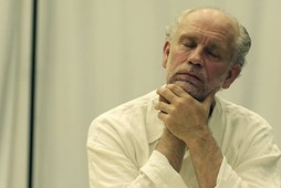 John Malkovich w „The Infernal Comedy: Spowiedź seryjnego mordercy w reż. Michaela Sturmingera, 2010 r.