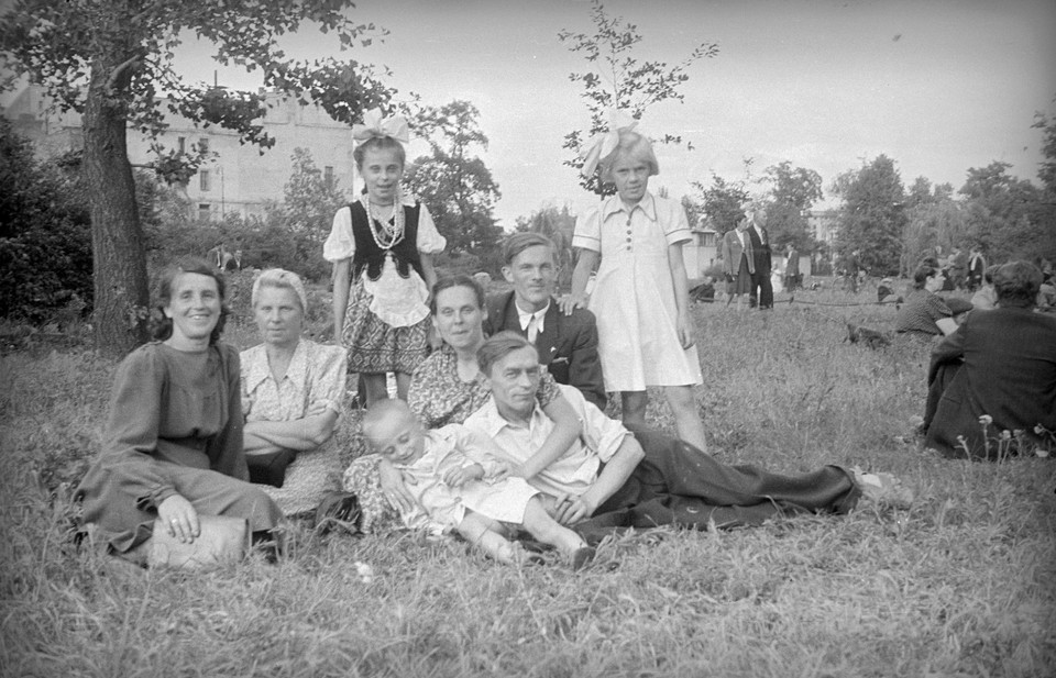 Majówka na starej fotografii. Tak bawili się nasi rodzice i dziadkowie