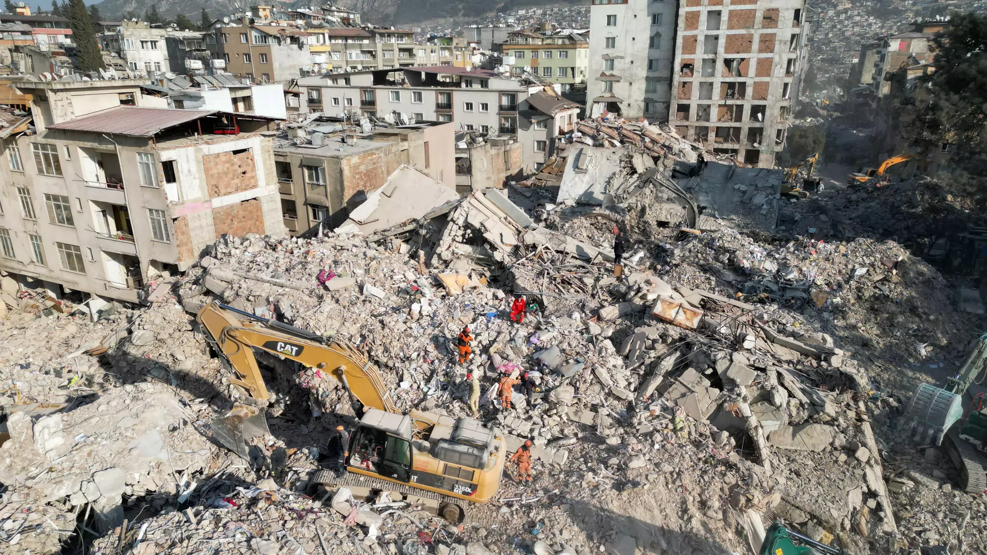 Przeżyli pod gruzami ponad 10 dni. "Podwójny cud" w Turcji