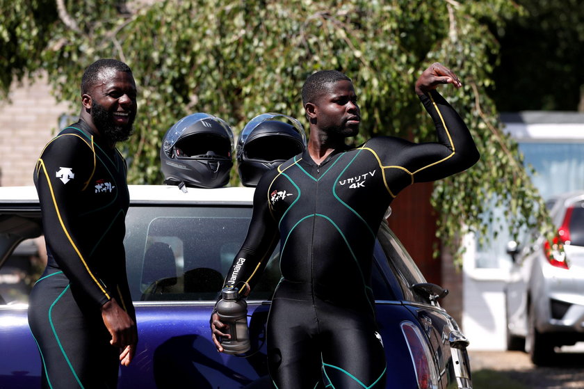 Jamajscy bobsleiści pchają na treningach... samochód
