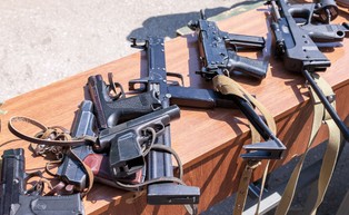 Szef MSW Niemiec mocno zaniepokojony wykryciem w Austrii zapasów broni dla prawicowych ekstremistów