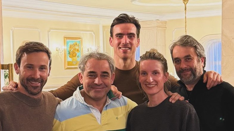 Adela Vinczeová s Vladimírom Kobielskym, Filipom Tůmom, Marekom Fašiangom a Adamom Bardym.