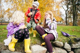 Evo kad bi roditelji trebalo da puste decu da se IGRAJU NAPOLJU BEZ NADZORA: Ovaj period je važan za razvoj empatije!