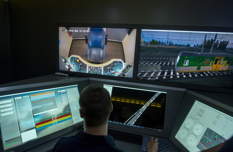 Mobilne urządzenie SIMTRAQ umożliwia realistyczne odtworzenie w wirtualnej rzeczywistości nagłych sytuacji jakie mogą wystąpić podczas prowadzenia pociągu. Przy jego pomocy można zasymulować np. wjazd samochodu na przejazd kolejowy, poślizg czy wykolejenie. 

<br><br>fot. (gm/kru) PAP/Grzegorz Michałowski