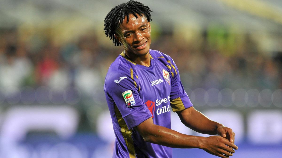 Juan Cuadrado podpisał nowy kontrakt z Fiorentiną. Na mocy umowy, która obowiązywać będzie do 2019 roku kolumbijski pomocnik zarabiać będzie 2,5 mln euro za sezon. Ważniejszą informacją jest jednak klauzula odstępnego, która od dziś wynosić będzie 35 mln euro. Podobną kwotę już latem chciał za 26-latka zaoferować Manchester United.