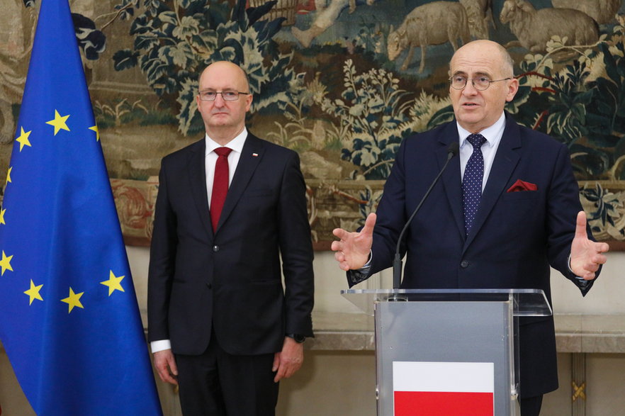 Minister spraw zagranicznych RP Zbigniew Rau (po prawej) i były już wiceminister spraw zagranicznych Piotr Wawrzyk.