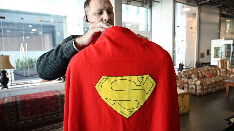 USA: peleryna Supermana, którą nosił Christopher Reeve, sprzedana