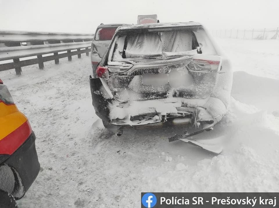 Diaľnicu pod Tatrami uzavreli, zrazilo sa tam približne 30 áut.