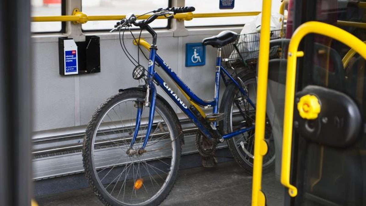 Zapewne nieraz pasażerowie stołecznej komunikacji miejskiej byli świadkami, jak do zatłoczonego autobusu czy tramwaju wciska się rowerzysta, wraz ze swoim jednośladem. I zapewne niejednego to zbulwersowało, nawet, jeżeli sam jest miłośnikiem jazdy na dwóch kółkach. Tym, którzy nie wiedzą, jak i kiedy można przewozić rower środkami transportu publicznego, ZTM przypomina zasady, jakie przy tym obowiązują.