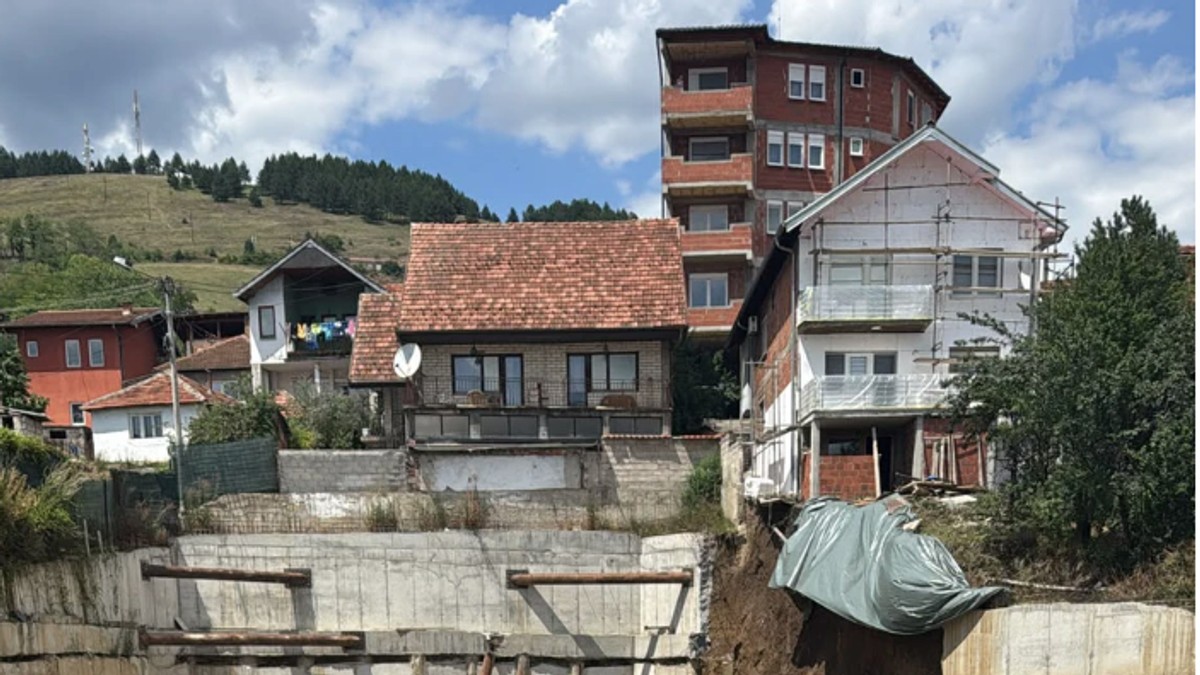 Novi Pazar: Obrušio se potporni zid na gradilištu, povukao i deo kuće