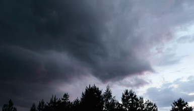 Zacznie się dziś w nocy. IMGW ostrzega, podmuchy wiatru nawet do 100 km/h