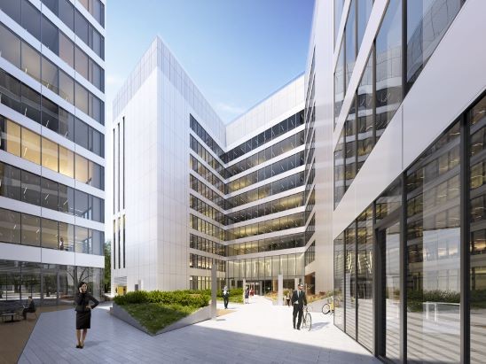 Inwestor chce, by na placu znalazła się strefa ćwiczeń, trampoliny posadzkowe i specjalna mgiełka wodna. „Od ulicy kompleks oddzieli starannie zaprojektowana zieleń i mała architektura w tzw. parku linearnym, biegnącym wzdłuż inwestycji. Na dachu pierwszego budynku znajdzie się też mała pasieka, z której pozyskany miód będzie można kupić w tutejszej kantynie” – czytamy w informacji prasowej.