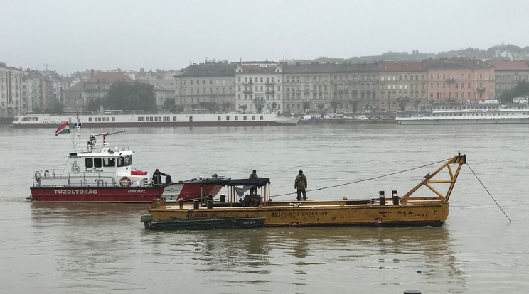 A honvédség hadihajója és búvárok érkeztek a helyszínre / Fotó: Blikk