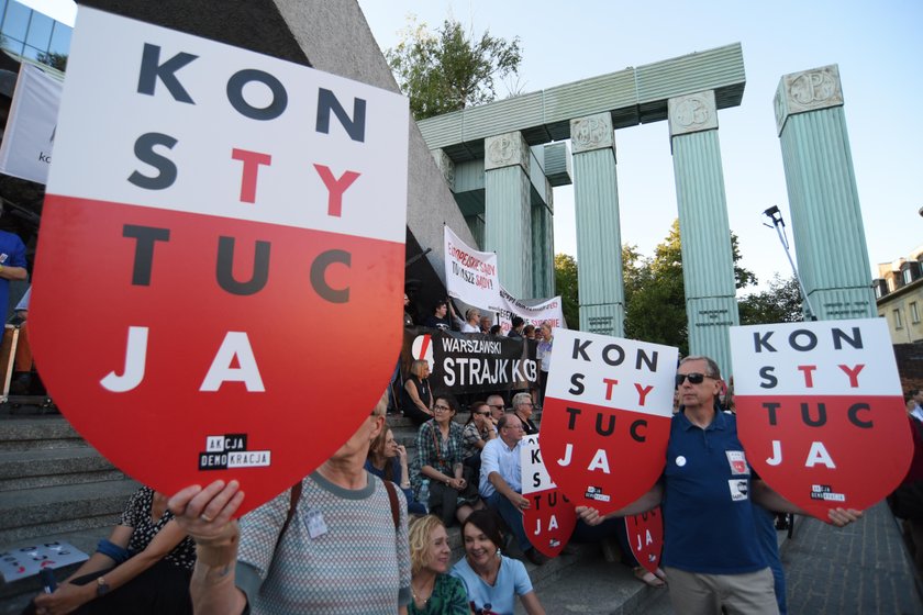 Protesty przed Sądem Najwyższym. Pojawił się Lech Wałęsa