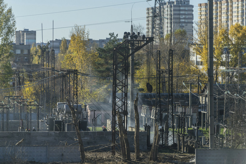 Uszkodzona podstacja energetyczna na skutek serii rosyjskich ataków rakietowych na cele infrastrukturalne w Ukrainie, 31 października 2022 r.