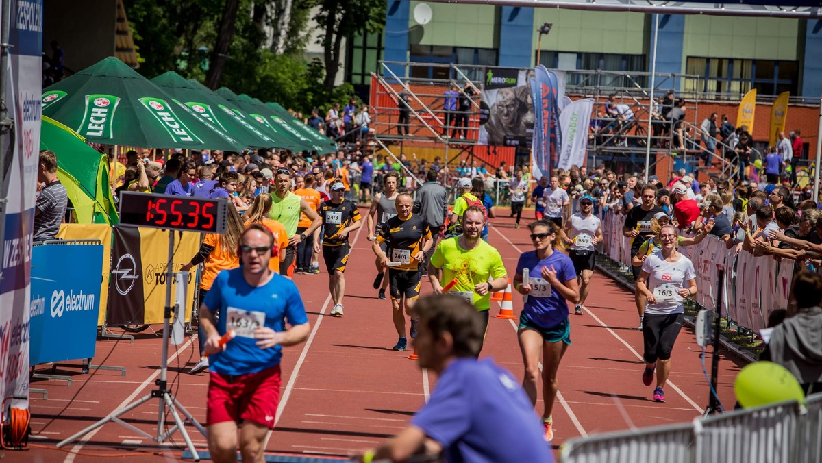 Druga edycja Maratonu Sztafet Electrum Ekiden, która odbyła się w niedzielę w Białymstoku była rekordowa pod każdym względem. W imprezie wzięło udział 181 sześcioosobowych sztafet, czyli o 42 więcej niż w 2015 roku. Ponadto zwycięzcy tegorocznej edycji pokonali dystans 42 km i 195 m w czasie 2:28:25, o 9 minut szybciej, niż najlepsza drużyna rok temu. Startując w Electrum Ekiden biegacze wsparli Hospicjum dla Dzieci prowadzone przez Fundację „Pomóż Im”. Organizatorzy szacują, że łącznie na ten cel udało się zebrać co najmniej 14 tysięcy złotych.