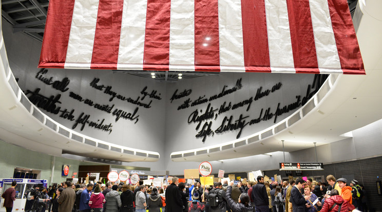 A muszlim ban ellen tiltakozók az USA határán /Fotó: AFP